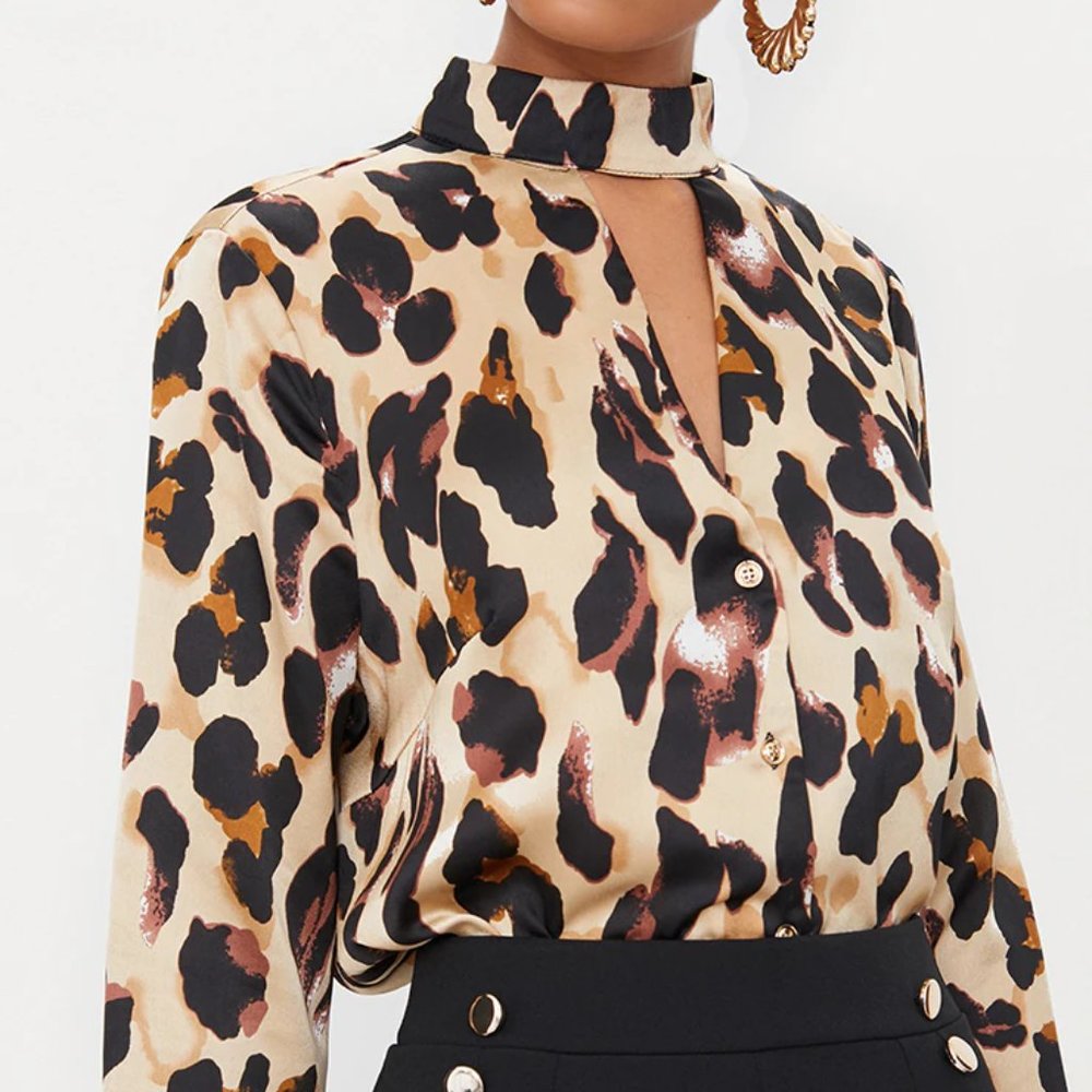 PrettyLittleThing Tan Silky Leopard Print Choker Detail Blouse - Picture 3 of 8